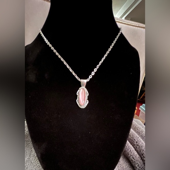 Beautiful Navajo made pink shell pendant set in .925 sterling silver. - Picture 3 of 3